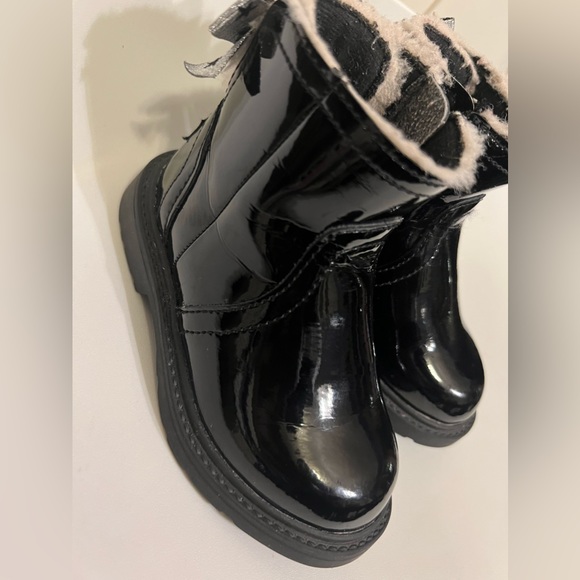 Ugg Girls Ugg Patent Leather Lynde Ankle Boots Black size US5 UK 23.5 IS 7 - Picture 5 of 9